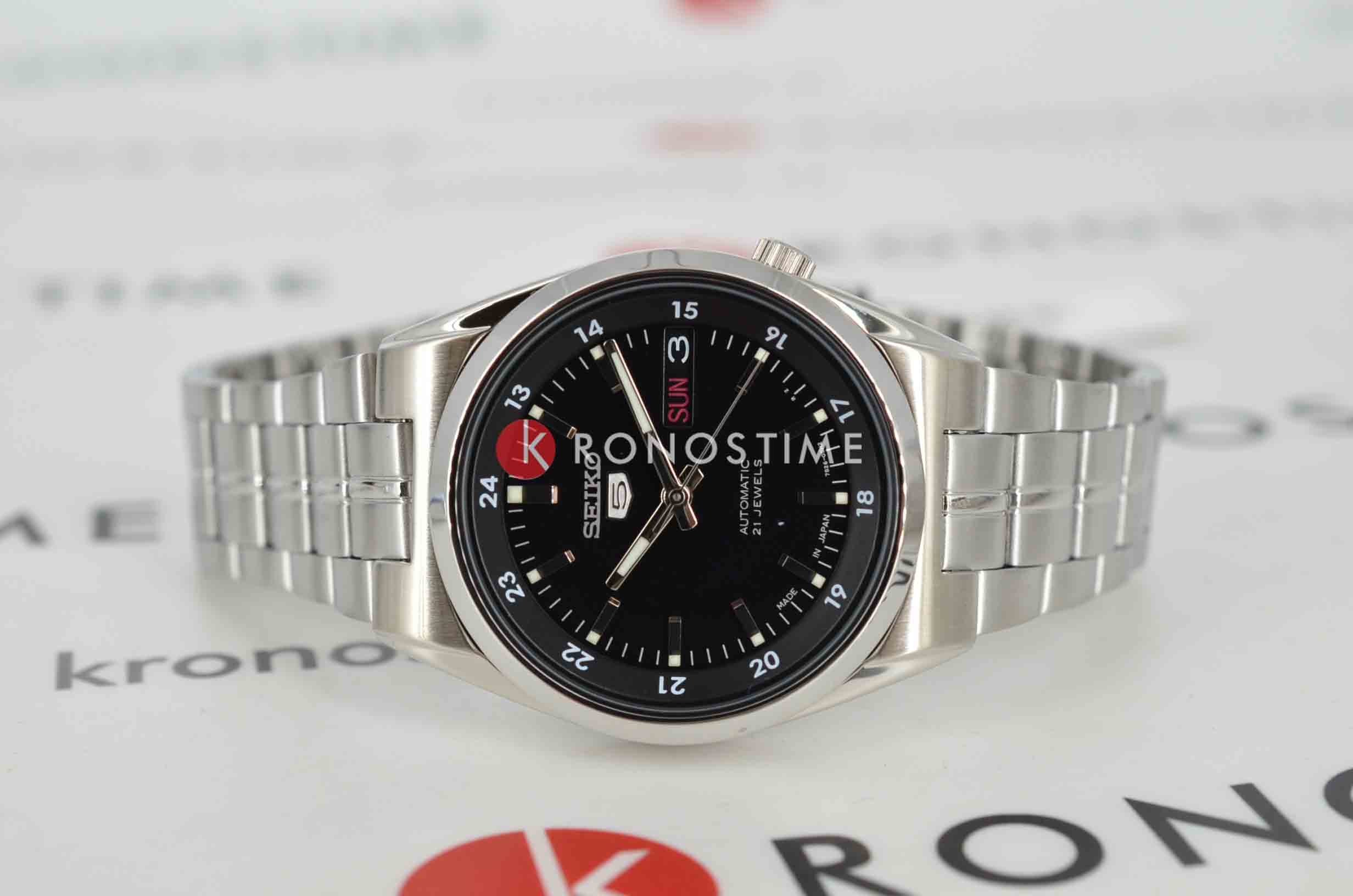 Seiko Seiko Seiko 5 SNK567J1, 5 regular япония мужские часы на браслете нержавеющая сталь боковой вид